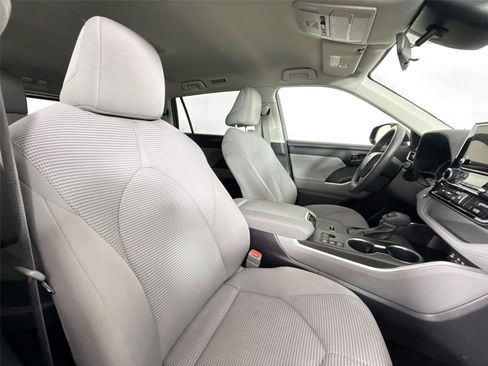 Certified 2023 Toyota Highlander L image 39