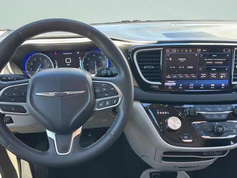Used 2024 Chrysler Pacifica Touring-L FWD image 20