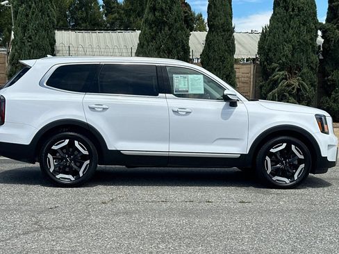 Used 2024 Kia Telluride EX w/ EX Captain's Chair Package FWD image 3
