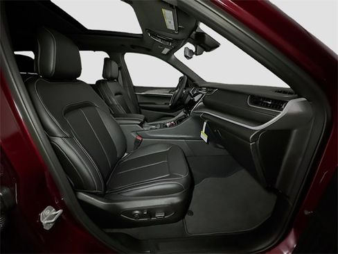 New 2025 Jeep Grand Cherokee Limited w/ Luxury Tech Group II image 32