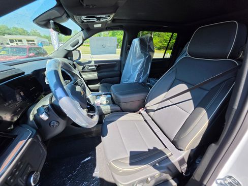 New 2026 Chevrolet Suburban Premier AWD/4WD image 8