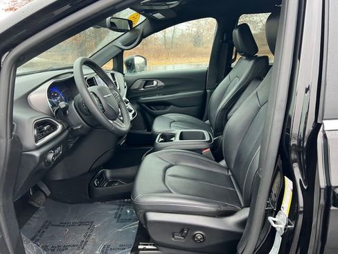 Used 2025 Chrysler Pacifica Select image 3