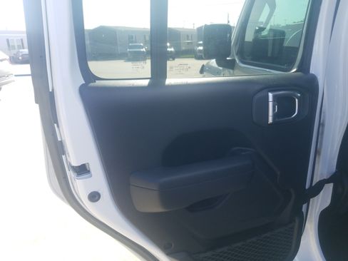 Used 2023 Jeep Gladiator Sport AWD/4WD image 11
