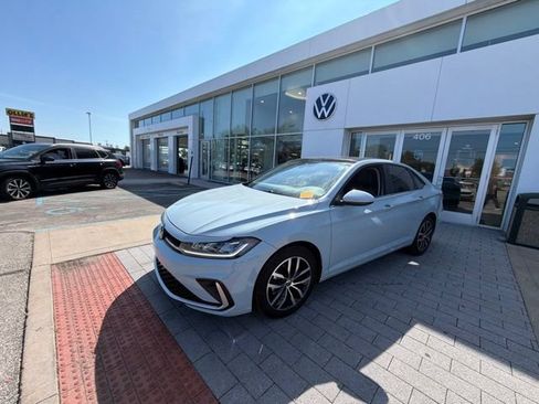 Used 2025 Volkswagen Jetta SE FWD image 5