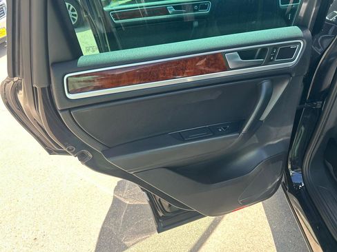 Used 2012 Volkswagen Touareg Executive AWD/4WD image 11