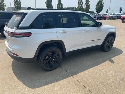 Used 2023 Jeep Grand Cherokee Altitude AWD/4WD image 5