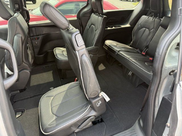 Used 2026 Chrysler Pacifica Limited FWD image 13