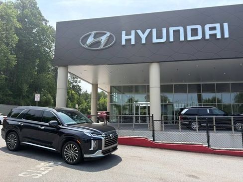 Used 2023 Hyundai Palisade Calligraphy w/ Winter Package FWD image 1
