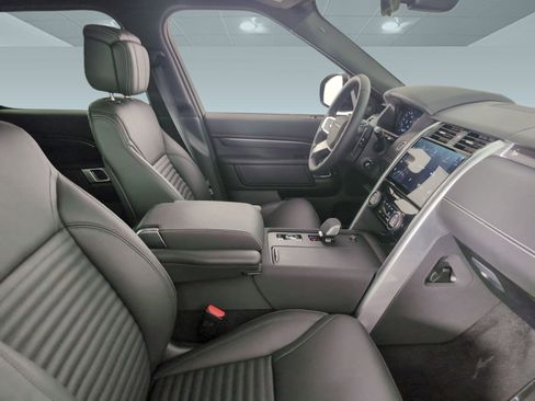 Used 2025 Land Rover Discovery Metropolitan Edition image 17