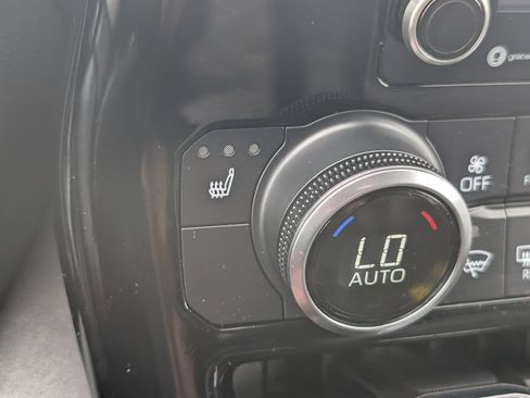 Used 2022 Toyota Highlander XLE FWD image 18