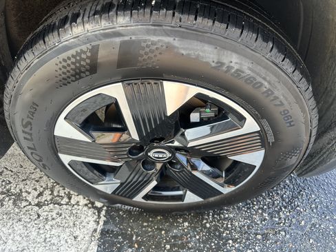 Used 2025 Nissan Kicks SV AWD/4WD image 6