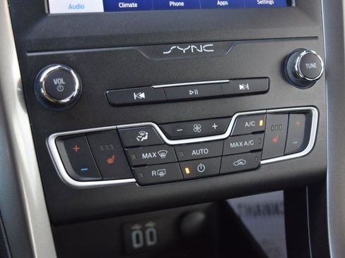 Used 2020 Ford Fusion SE AWD/4WD image 26