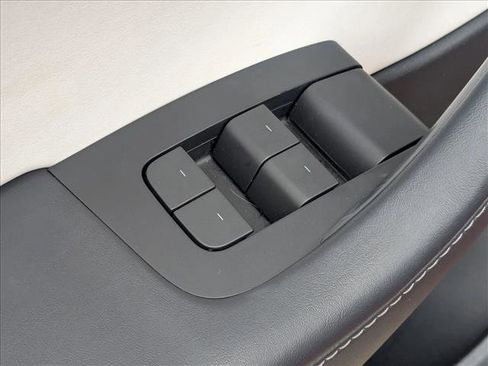 Used 2022 Tesla Model Y Performance image 10