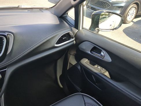 Used 2025 Chrysler Pacifica Limited image 18