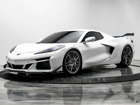 Used 2025 Chevrolet Corvette Z06 w/ Z07 Performance Package image 3