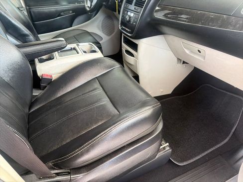 Used 2014 Chrysler Town & Country Touring FWD image 6