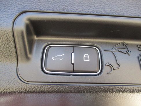 Used 2023 Ford Explorer XLT image 41