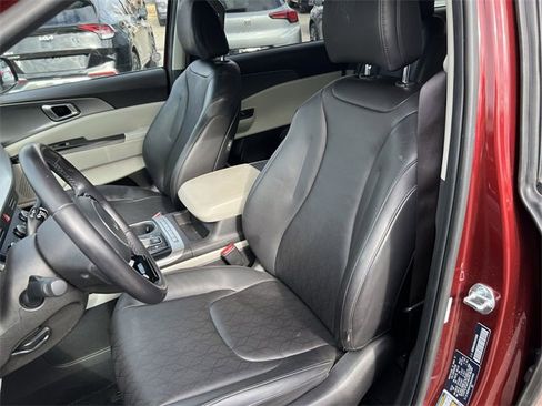 Certified 2024 Kia Carnival LX image 11