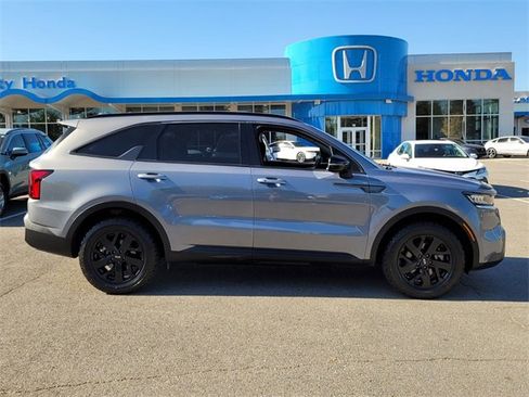 Used 2021 Kia Sorento S image 2