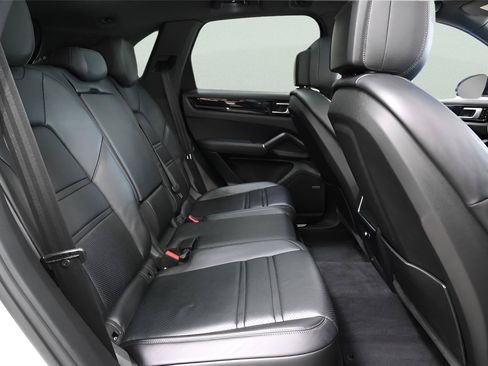 Used 2019 Porsche Cayenne S w/ Premium Package AWD/4WD image 18