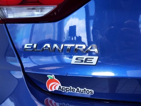 Used 2018 Hyundai Elantra SE w/ Cargo Package FWD image 9