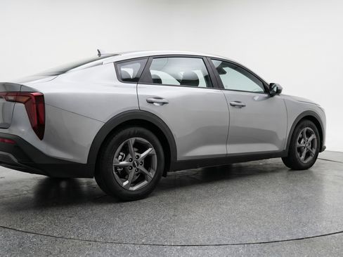 Used 2025 Kia K4 LXS image 9