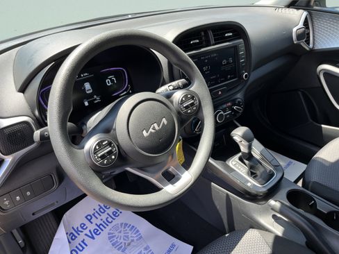 Used 2025 Kia Soul LX w/ LX Technology Package FWD image 12