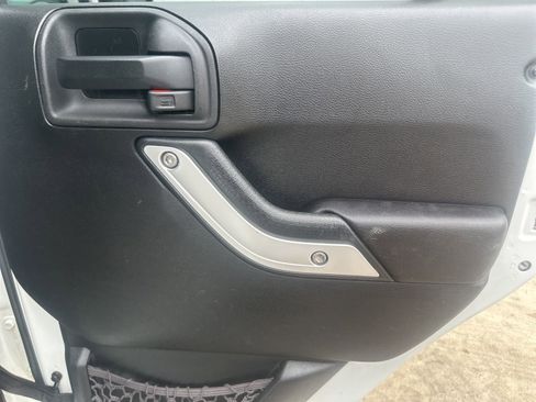 Used 2013 Jeep Wrangler Unlimited Sahara AWD/4WD image 15