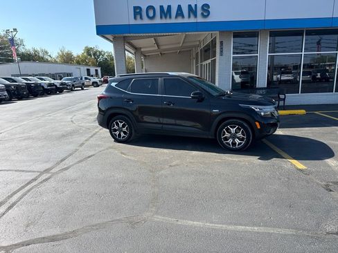 Used 2022 Kia Seltos EX AWD/4WD image 2