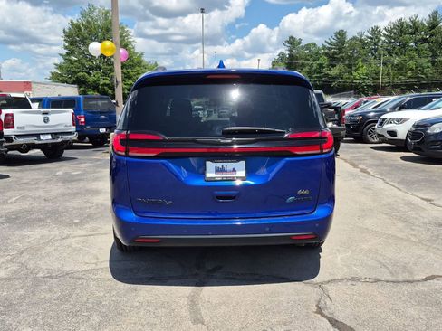 Used 2021 Chrysler Pacifica Touring-L w/ Uconnect Theater Family Group FWD image 7