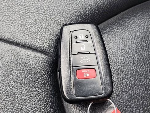 Used 2020 Toyota Highlander XLE image 32