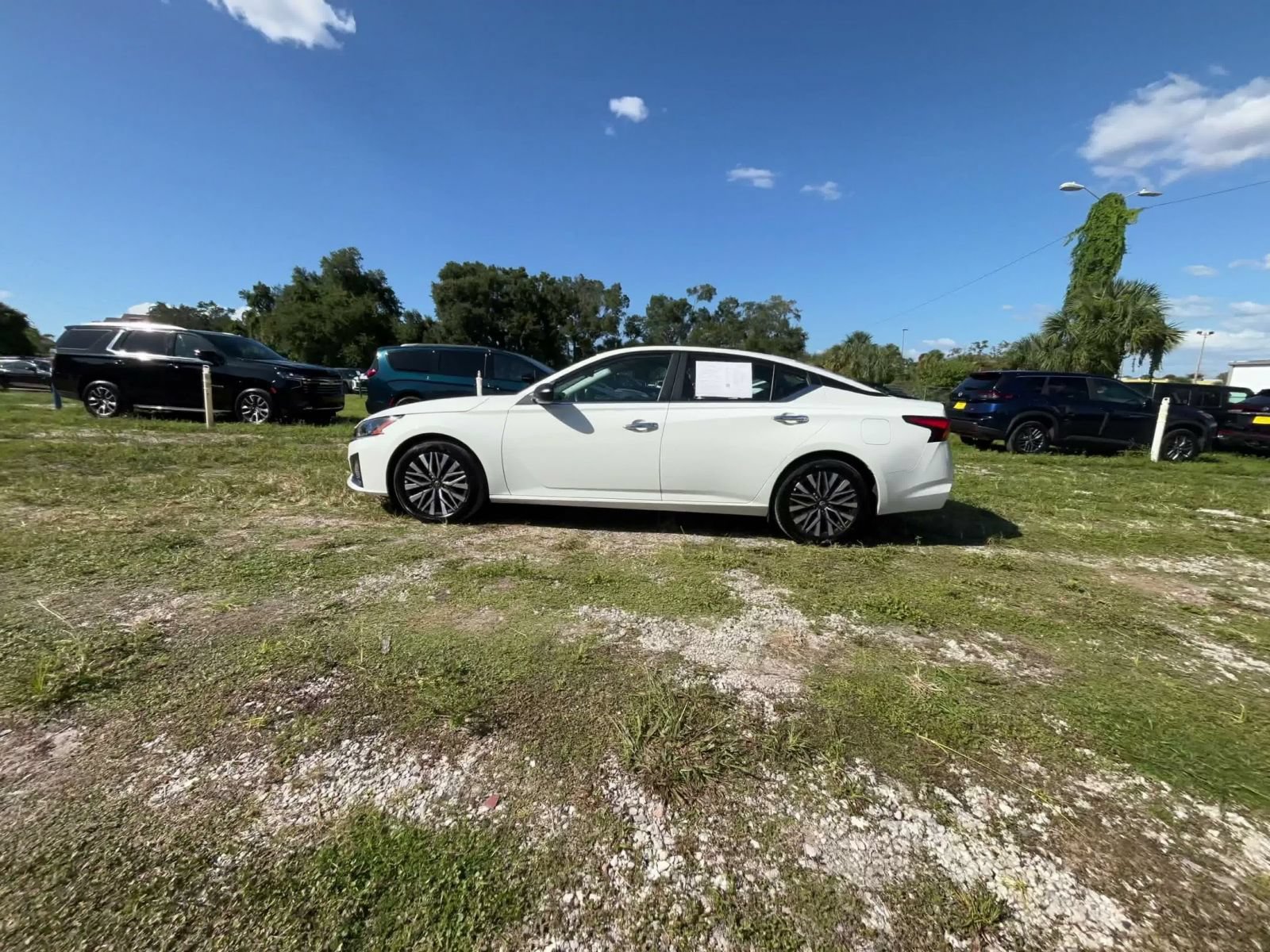 Used 2025 Nissan Altima 2.5 SV FWD image 9
