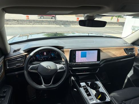 Certified 2024 Volkswagen Atlas SE w/ Black Wheel Package image 15