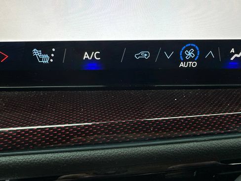 Used 2024 Chevrolet Traverse Z71 w/ LPO, Floor Liner Package AWD/4WD image 19