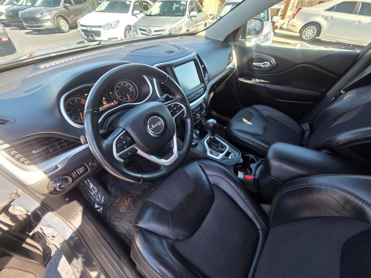 Used 2016 Jeep Cherokee Trailhawk w/ Comfort/Convenience Group AWD/4WD image 13