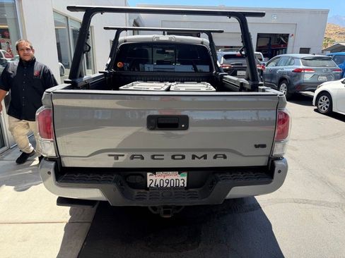 Used 2021 Toyota Tacoma TRD Off-Road w/ Technology Package AWD/4WD image 17