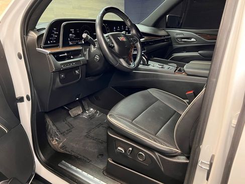 Used 2023 Cadillac Escalade Premium Luxury image 3