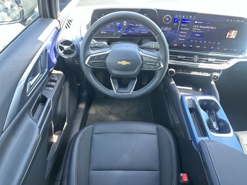 Used 2025 Chevrolet Equinox EV LT FWD image 17