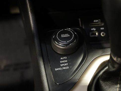Used 2018 Jeep Cherokee Limited AWD/4WD image 24