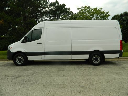 Used 2022 Mercedes-Benz Sprinter 2500 image 4