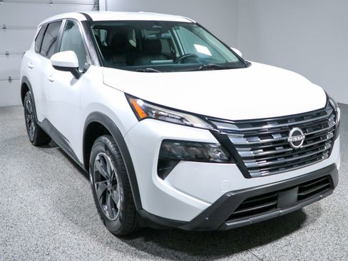 Used 2024 Nissan Rogue SV FWD image 5