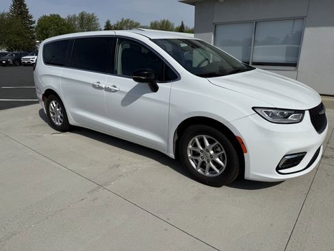 Used 2024 Chrysler Pacifica Touring-L FWD image 1