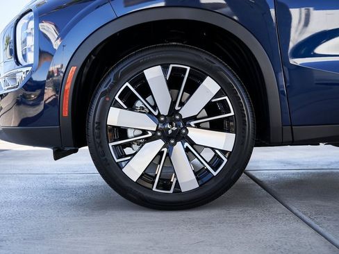 New 2025 Mitsubishi Outlander SE image 3