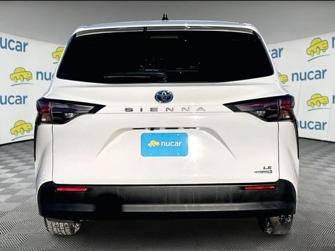 Certified 2024 Toyota Sienna LE image 5