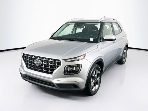 Used 2025 Hyundai Venue SEL FWD image 3