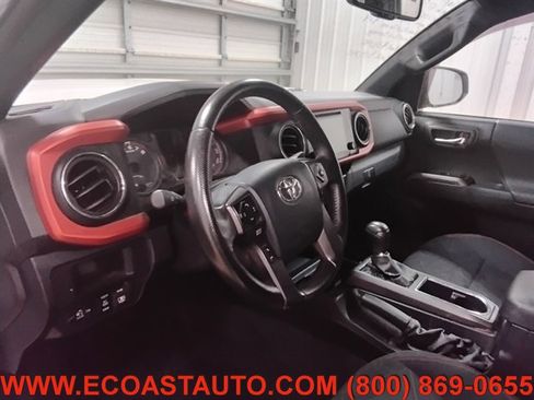 Used 2017 Toyota Tacoma TRD Off-Road image 10