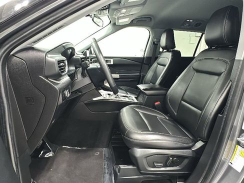 Used 2024 Ford Explorer XLT w/ Equipment Group 202A RWD image 9