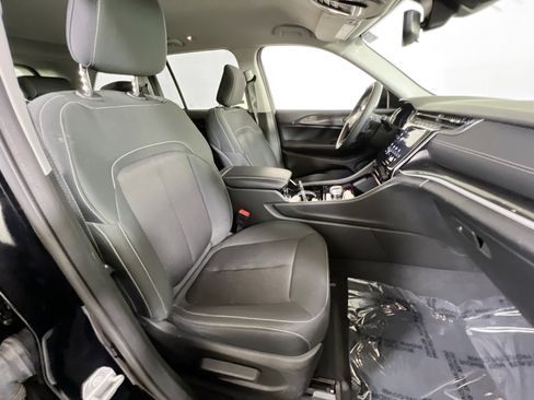 Used 2023 Jeep Grand Cherokee Laredo AWD/4WD image 25