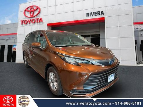 Used 2023 Toyota Sienna LE FWD image 2