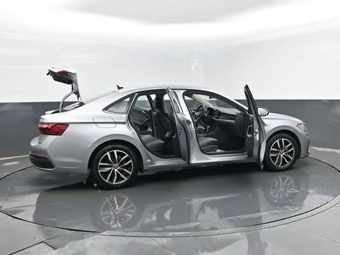 Used 2025 Volkswagen Jetta SE image 28